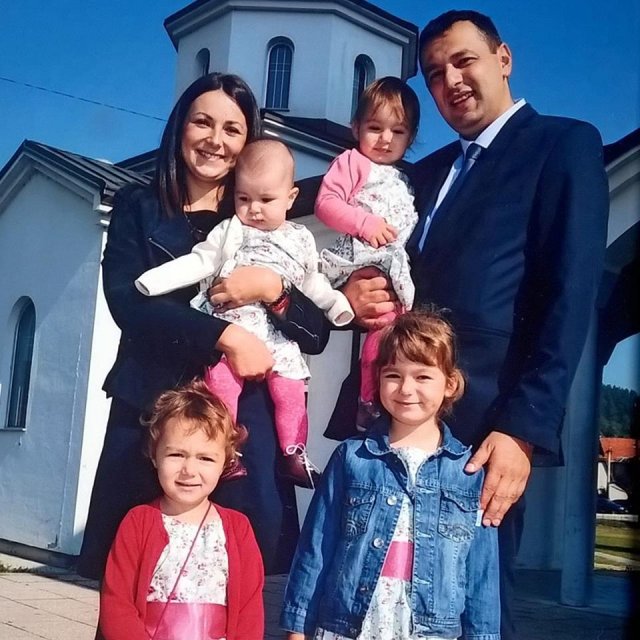 Брачни пар Брезо са своје 4 кћери