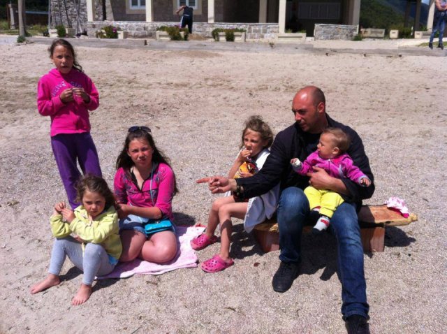 Небојша Рајковић са својих 5 кћери